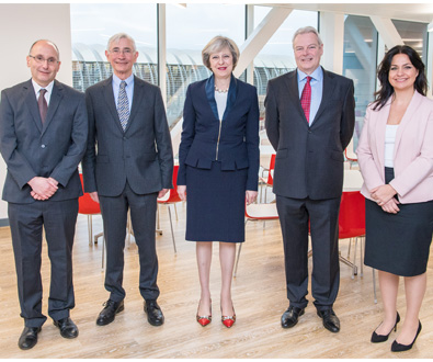 英国首相为辛克斯顿的研究设施揭幕
