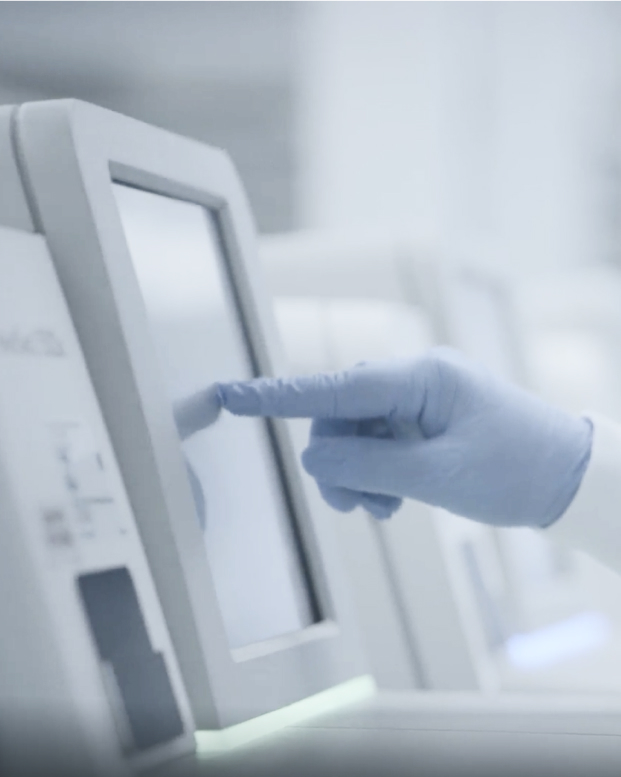 Scientist starting sequencing run on NextSeq 550Dx Instrument